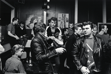 350108 Afbeelding van een groep rockers in het Rockin' Ballhouse (Attleeplantsoen 35) te Utrecht.